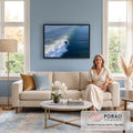 Quadro Decorativo Grande Surfista na Onda para Sala Azul | quadros decorativos para sala de estar | surfista em wetsuit preto sobre prancha azul cortando onda com espuma branca | em ambiente 3 | Porao dos Quadros