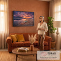 Praia ao pôr do sol com garrafa, conchas, estrelas-do-mar, farol e barcos refletidos, quadro decorativo