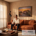 Barco de madeira antigo entre a vegetação da duna, praia e mar ao pôr do sol laranja, quadro decorativo