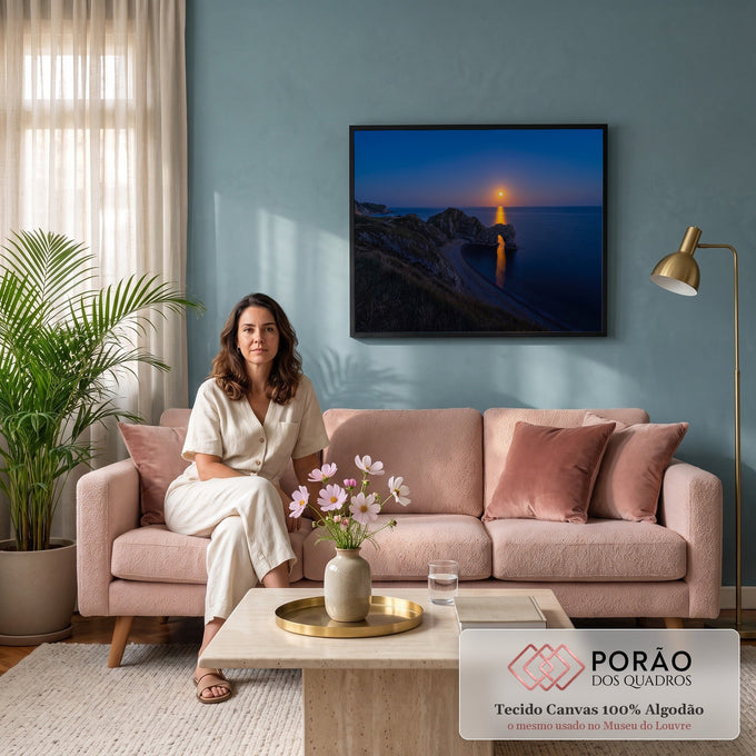 Arco de pedra no mar à noite, com falésias e lua cheia refletindo dourada na água azul, quadro decorativo