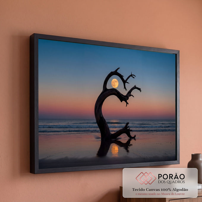 Quadro Decorativo Grande Árvore Seca Lua Cheia para Sala | quadros decorativos para sala de estar | silhueta de árvore seca retorcida emoldurando a lua cheia numa praia ao entardecer | em ambiente 3 | Porao dos Quadros