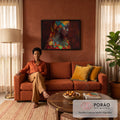 Mulher negra de perfil com turbante africano colorido e colares dourados em fundo vermelho, quadro decorativo