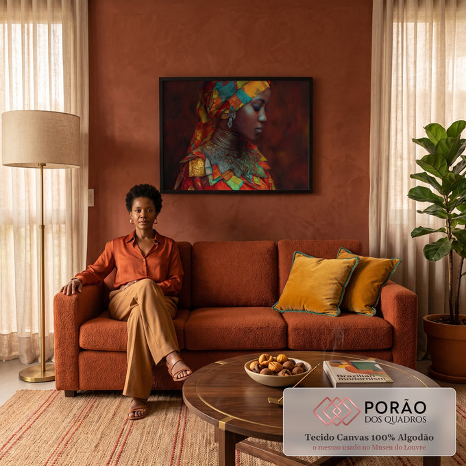 Mulher negra de perfil com turbante africano colorido e colares dourados em fundo vermelho, quadro decorativo