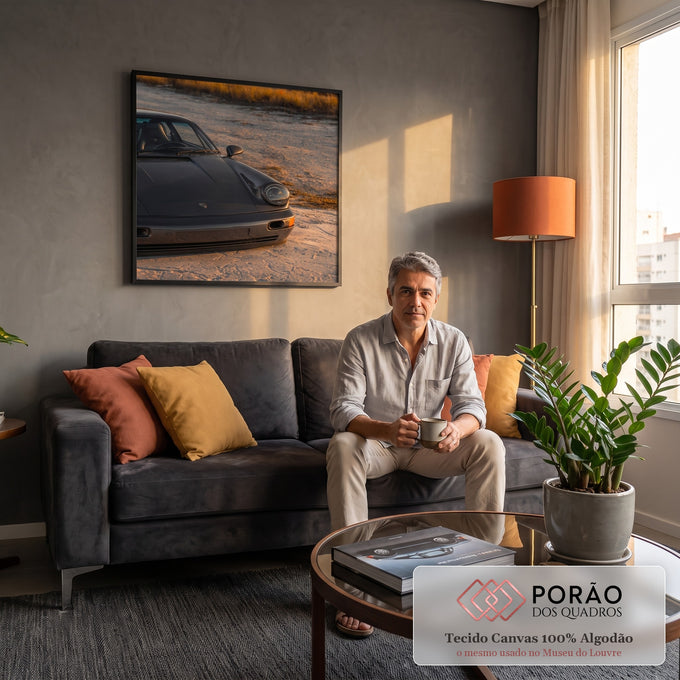 Quadro Decorativo Grande Carro Esportivo Preto para Sala | quadros decorativos para sala de estar | carro esportivo cinza escuro com farol redondo em cenário de areia ao entardecer | em ambiente 3 | Porao dos Quadros