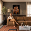 Cavalo baio de pelagem brilhante olhando de lado sobre fundo preto, fotografia de estúdio, quadro decorativo