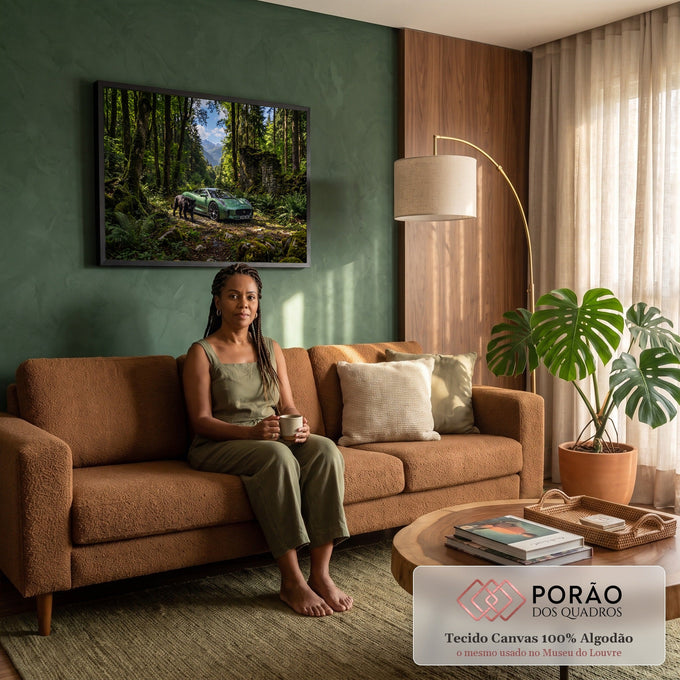 Quadro Decorativo Grande Carro Esportivo para Sala Verde | quadros decorativos para sala de estar | carro esportivo verde e pantera negra numa trilha de floresta com montanhas ao fundo | em ambiente 3 | Porao dos Quadros