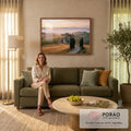 Quadro Decorativo Grande Paisagem para Sala Bege | quadros decorativos para sala de estar | estrada de terra entre ciprestes levando a casa de pedra ao amanhecer na Toscana | em ambiente 3 | Porao dos Quadros