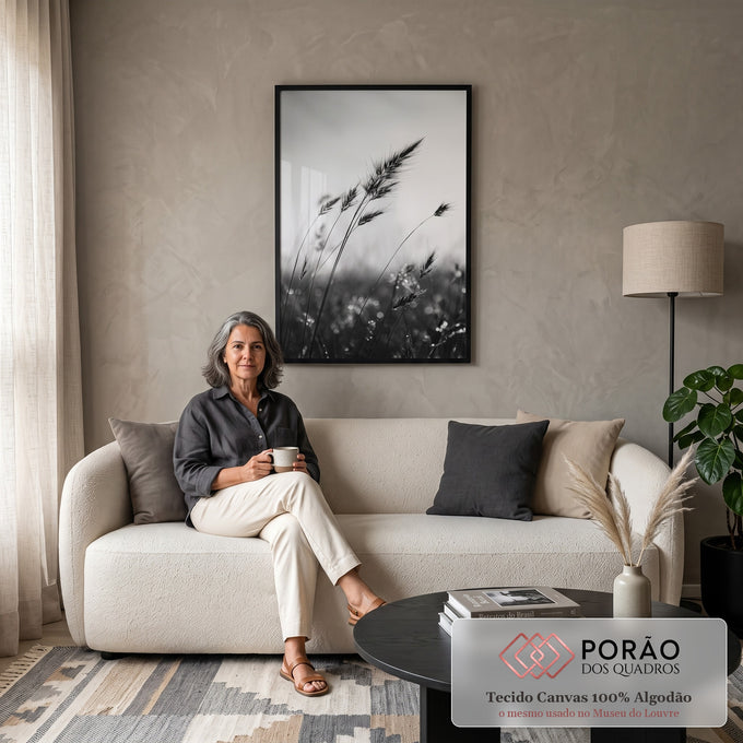 Espigas de capim selvagem ao vento com gotas de orvalho em fotografia preto e branco, quadro decorativo