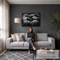Menino solitário entre guarda-chuvas pretos na chuva, fotografia em preto e branco, quadro decorativo