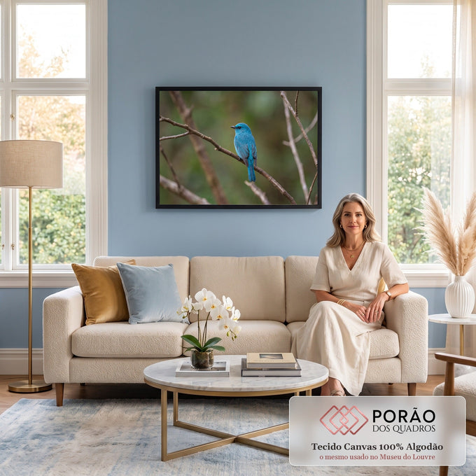 Pássaro papa-moscas azul-turquesa pousado em galho seco com fundo verde desfocado, quadro decorativo