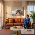 Cavalo branco de crina trançada apoiando a cabeça sobre cavalo tordilho, fundo bege, quadro decorativo
