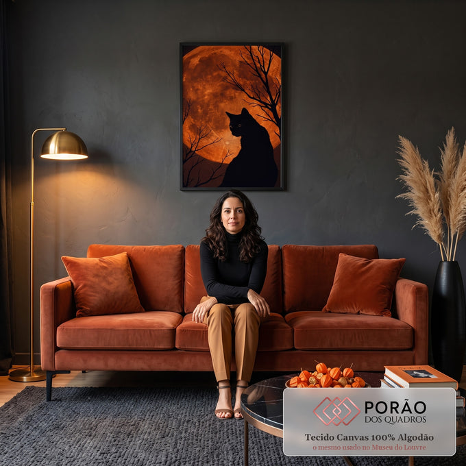Silhueta de gato preto diante de lua cheia laranja gigante entre galhos secos, quadro decorativo