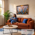 Quadro Decorativo Grande Campo de Flores para Sala Azul | quadros decorativos para sala de estar | campo de flores azuis e laranjas com luz dourada do pôr do sol ao fundo | em ambiente 3 | Porao dos Quadros