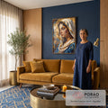 Quadro Decorativo Grande Virgem Maria de Perfil para Sala | quadros decorativos para sala de estar | figura feminina de véu branco e manto azul com halo dourado em estilo mosaico | em ambiente 3 | Porao dos Quadros