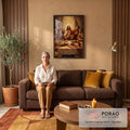 Quadro Decorativo Grande Última Ceia Dourado para Sala | quadros decorativos para sala de estar | Jesus erguendo cálice dourado cercado por seis discípulos numa mesa com pão e uvas | em ambiente 3 | Porao dos Quadros