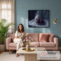 Quadro Decorativo Grande Mão Alcançando para Sala Branco | quadros decorativos para sala de estar | mão em manto branco tocando cacho de uvas escuras sobre prato metálico | em ambiente 3 | Porao dos Quadros