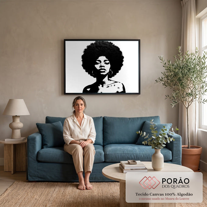 Quadro Decorativo Grande Mulher com Black para Sala Preto | quadros decorativos para sala de estar | retrato de mulher com cabelo black power em preto e branco alto contraste | em ambiente 3 | Porao dos Quadros
