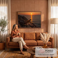 Gato laranja e branco sobre rochedo olhando o pôr do sol no mar com pássaros no céu, quadro decorativo