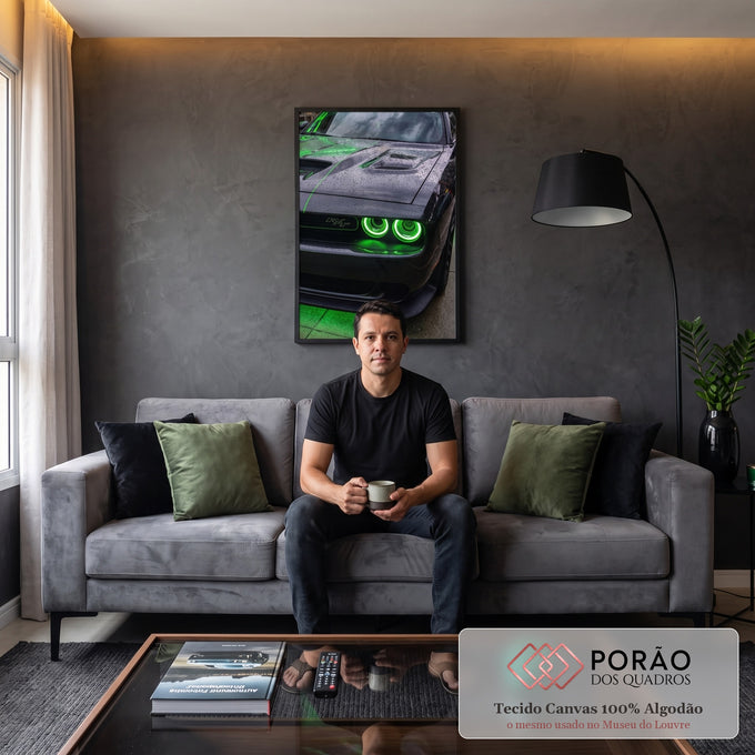Muscle car cinza com faróis neon verdes e capô molhado de gotas de chuva, quadro decorativo