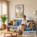 Girafinha sorridente em aquarela sentada na grama entre flores coloridas e céu azul, quadro decorativo