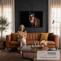 Retrato realista de cavalo baio de frente com estrela branca na testa sobre fundo preto, quadro decorativo
