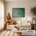 Quadro Decorativo Grande Cachorro Nadando para Sala Verde | quadros decorativos para sala de estar | cachorro marrom nadando em mar turquesa cristalino visto de cima | em ambiente 3 | Porao dos Quadros
