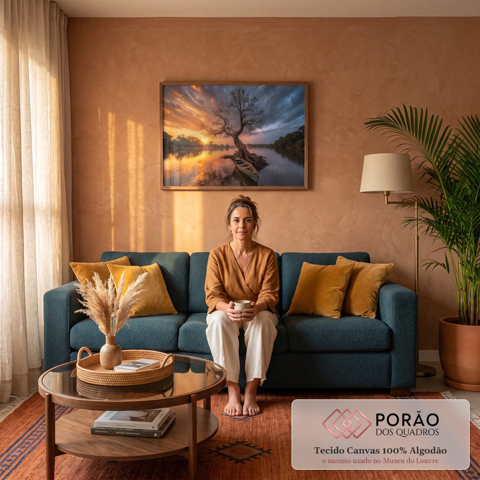 Quadro Decorativo Grande Árvore e Barco para Sala Laranja | quadros decorativos para sala de estar | árvore de raízes expostas com barco de madeira à beira de rio ao pôr do sol | em ambiente 3 | Porao dos Quadros