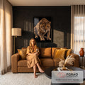 Quadro Decorativo Grande Leopardo Caminhando para Sala | quadros decorativos para sala de estar | leopardo dourado com manchas pretas caminhando em direção à câmera sobre fundo preto | em ambiente 3 | Porao dos Quadros