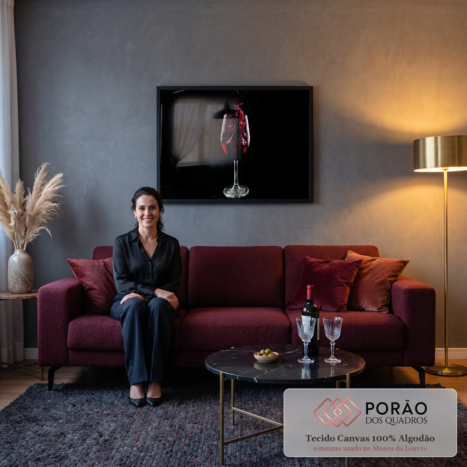 Quadro Decorativo Grande Taça Splash para Área Gourmet | quadros decorativos para sala de estar | taça de vinho tinto com splash e gotas em fundo preto | em ambiente 3 | Porao dos Quadros