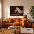 Cavalo branco encosta o focinho num gatinho tigrado sobre porteira de madeira do estábulo, quadro decorativo