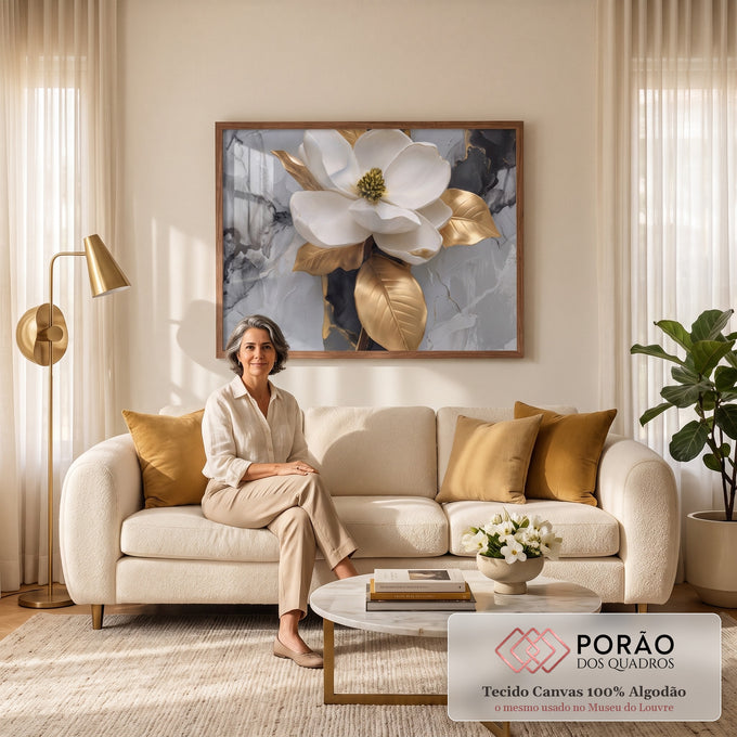 Quadro Decorativo Grande Magnólia Branca para Sala Branco | quadros decorativos para sala de estar | magnólia branca com centro e folhas douradas sobre fundo de mármore cinza e preto | em ambiente 3 | Porao dos Quadros