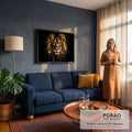 Leão em close com olhos amarelos e tinta dourada escorrendo sobre fundo preto, quadro decorativo