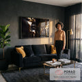 Quadro Decorativo Grande Rosto Tinta Dourada para Sala Preto | quadros decorativos para sala de estar | rosto feminino com tinta dourada escorrendo sobre pele escura e fundo preto | em ambiente 3 | Porao dos Quadros