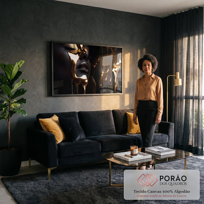 Quadro Decorativo Grande Rosto Tinta Dourada para Sala Preto | quadros decorativos para sala de estar | rosto feminino com tinta dourada escorrendo sobre pele escura e fundo preto | em ambiente 3 | Porao dos Quadros