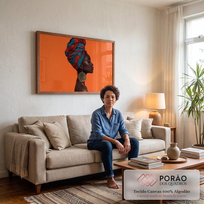 Mulher negra de perfil com turbante azul e vermelho e brinco dourado, fundo laranja, quadro decorativo