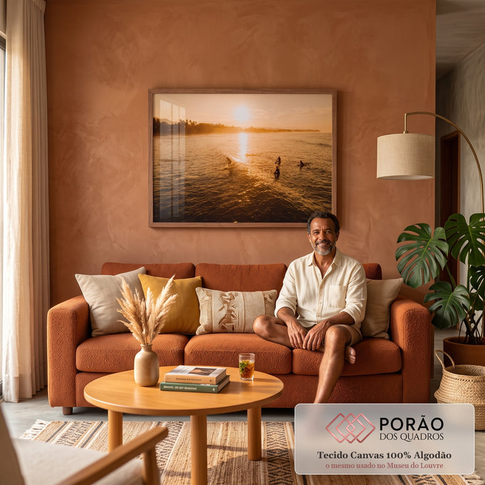 Quadro Decorativo Grande Surfistas ao Pôr do Sol para Sala | quadros decorativos para sala de estar | surfistas em silhueta sobre mar dourado durante pôr do sol tropical | em ambiente 3 | Porao dos Quadros