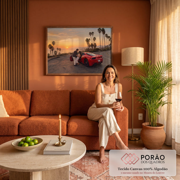 Quadro Decorativo Grande Casal e Carro para Sala Vermelho | quadros decorativos para sala de estar | casal se abraçando ao lado de carro esportivo vermelho em pôr do sol litorâneo com palmeiras | em ambiente 3 | Porao dos Quadros