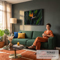 Quadro Decorativo Grande Flor Ave do Paraíso para Sala | quadros decorativos para sala de estar | flor ave do paraíso laranja e azul entre folhas verdes tropicais em close-up | em ambiente 3 | Porao dos Quadros