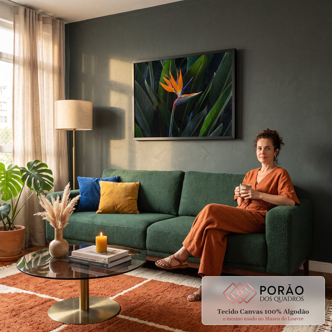 Quadro Decorativo Grande Flor Ave do Paraíso para Sala | quadros decorativos para sala de estar | flor ave do paraíso laranja e azul entre folhas verdes tropicais em close-up | em ambiente 3 | Porao dos Quadros