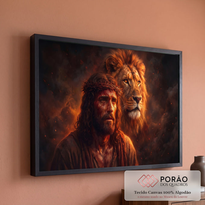 Jesus com coroa de espinhos ao lado do Leão de Judá em fundo de fogo e fumaça laranja, quadro decorativo