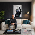 Piloto de Fórmula 1 de capacete holográfico e macacão preto fazendo joinha, fundo branco, quadro decorativo