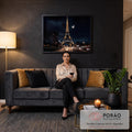 Quadro Decorativo Grande Torre Eiffel para Sala Preto | quadros decorativos para sala de estar | Torre Eiffel iluminada em dourado à noite com lua e céu estrelado ao fundo | em ambiente 3 | Porao dos Quadros