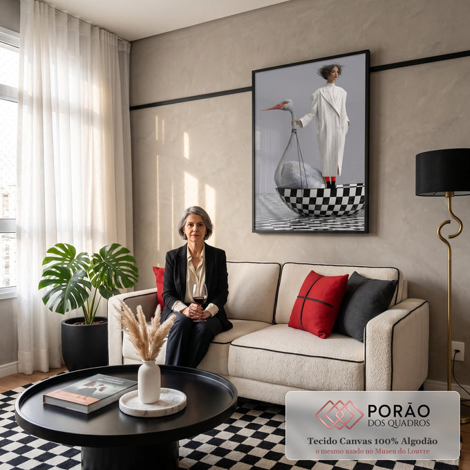 Mulher de sobretudo branco listrado com garça cinza gigante em barco xadrez preto e branco, quadro decorativo