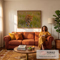 Leopardo caminhando entre flores roxas em campo verde, com olhar intenso, fotografia, quadro decorativo