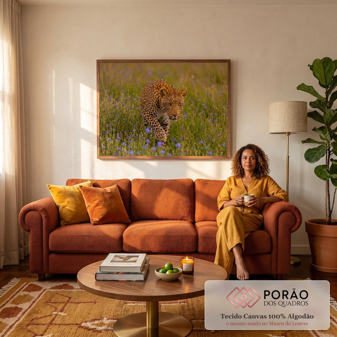 Leopardo caminhando entre flores roxas em campo verde, com olhar intenso, fotografia, quadro decorativo