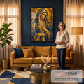 Quadro Decorativo Grande Nossa Senhora Véu para Sala | quadros decorativos para sala de estar | Nossa Senhora em mosaico geométrico azul e dourado com mão sobre o peito | em ambiente 3 | Porao dos Quadros