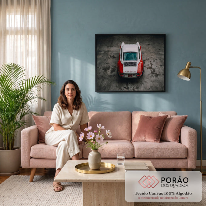 Porsche 911 clássico vermelho e branco visto de cima sobre piso de concreto cinza, quadro decorativo