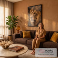 Close de leão com juba farta e olhos âmbar olhando de lado sobre fundo escuro, quadro decorativo