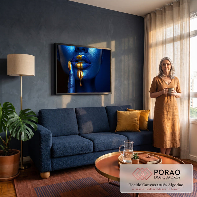 Quadro Decorativo Grande Rosto e Lábios para Sala Azul | quadros decorativos para sala de estar | rosto azul metálico com lábios dourados escorrendo e dedo com unha dourada tocando a boca | em ambiente 3 | Porao dos Quadros