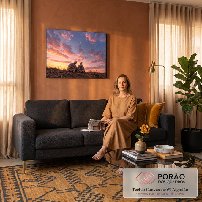 Duas tartarugas na grama olhando o céu laranja e rosa do entardecer com lua crescente, quadro decorativo